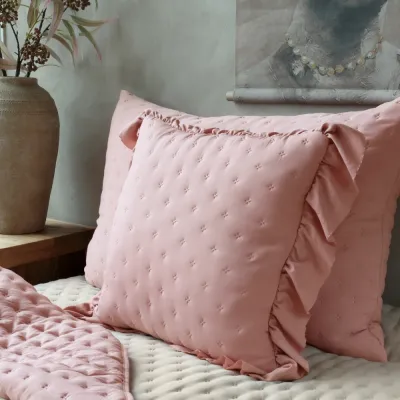 Romantiskt quiltat kuddfodral Aix med volangkant i färgen Old Rose från Chic Antique