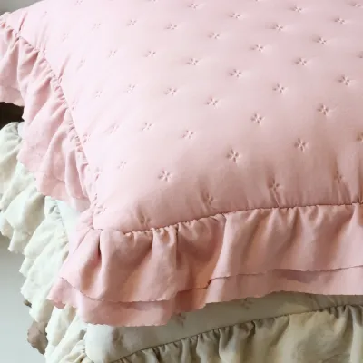 Närbild på detaljer, volang och broderi på gammalrosa kuddfodral Aix från Chic Antique