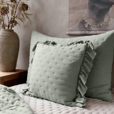 Quiltat kuddfodral Aix 50x50 cm med volang i färgen Opal från Chic Antique