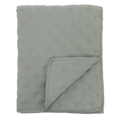 Frilagd produktbild på dovt blågrön quiltad pläd Aix 130x180 cm från Chic Antique