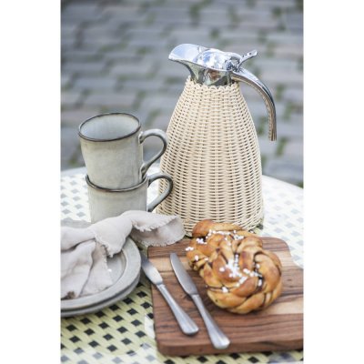 Termosen på dukat bord ute - Ib Laursen