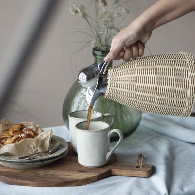 Häller upp varm dryck med termosen - Ib Laursen