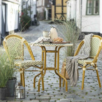 Termosen på bord ute i gatu och kafémiljö - Ib Laursen