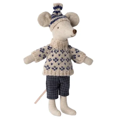 mus-pappa-med-skidkläder-och-skidor