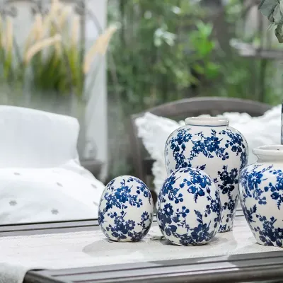 vitt-ägg-med-blått-blommönster-två-storlekar