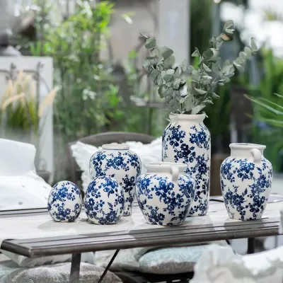 vitt-ägg-med-blått-blommönster-två-storlekar