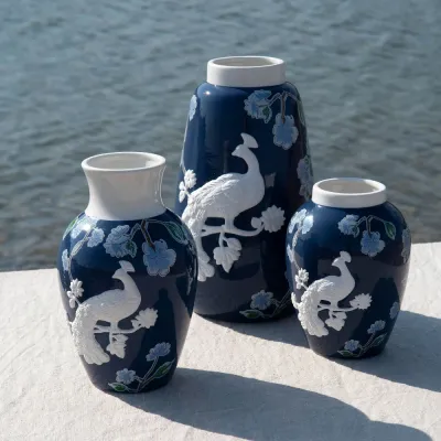 blå-vas-med vit-påfågel-och-ljusblå-detaljer