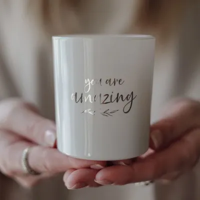 värmeljuslykta-you-are-amazing-vit-med-silvertext-och-gåvobox