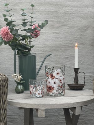 Lykta och vas Autumn Anemone 180743 och 180744 från Majas Cottage på ett rustikt träbord med levande ljus och grön vattenkanna