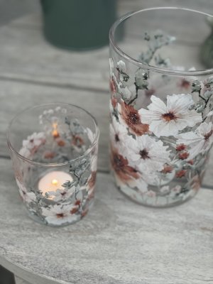 Närbild på Autumn Anemone ljuslykta och glasvas från Majas Cottage med vackert blommönster i rosa och rostbruna toner