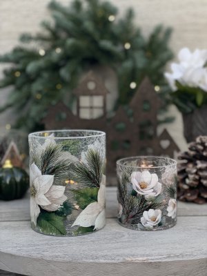 Två handgjorda krackelerade Winter Blossom-ljuslyktor med mönster av vita julstjärnor och gröna granriskvistar från Majas Cottag