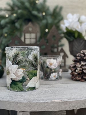 Närbild i skarpt fokus på den stora Winter Blossom-ljuslyktan tio gånger tolv centimeter från Majas Cottage, dekorerad med krisp