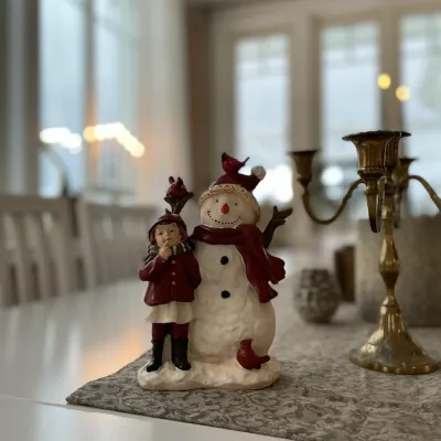 juldekoration-snögubbe-med-flicka