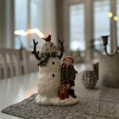 juldekoration-snögubbe-med-pojke