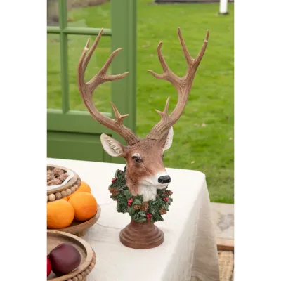 deer-bust-with-xmas-wreath-from-A-Lot-Decoration