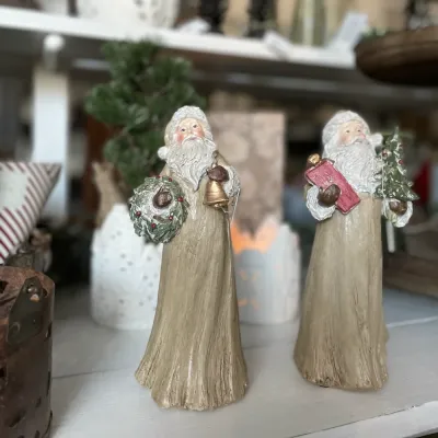 rustic-santas-in-beige-with-wreath