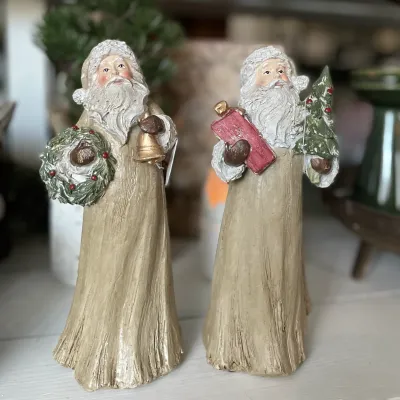 rustic-santas-in-beige-with-wreath