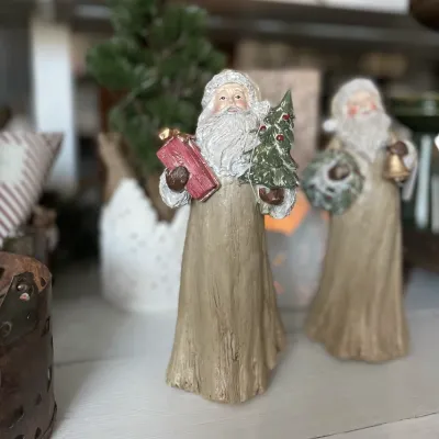 rustic-santas-in-beige-with-wreath