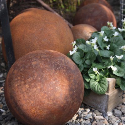 rostigt-klot-till-trädgårdsdekoration