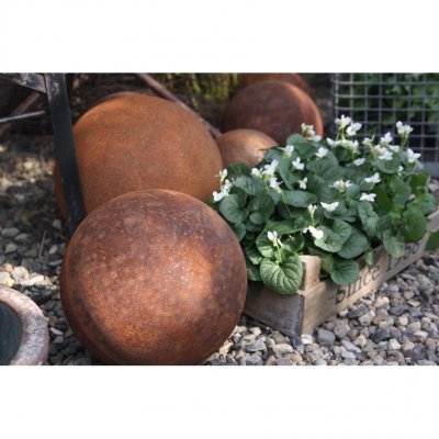 rostigt-klot-till-trädgårdsdekoration