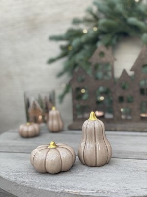 Ett matchande tvåpack med beige keramikpumpar i storlek Medium från Mitt & Ditt, bestående av en rund och en päronformad maffig