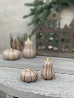 Ett matchande tvåpack med beige keramikpumpar i storlek Small från Mitt & Ditt, bestående av en rund och en päronformad ljusbrun