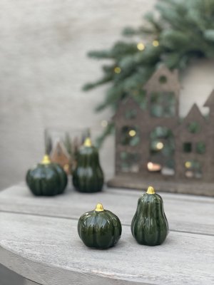 Ett matchande 2-pack skogsgröna keramikpumpar i storlek Small från Mitt & Ditt, bestående av en rund och en päronformad pumpa me