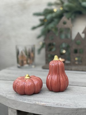 Ett matchande tvåpack med rostfärgade keramikpumpar i storlek Medium från Mitt & Ditt, bestående av en rund och en päronformad m