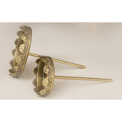 candlestick-with-spear-antique-gold