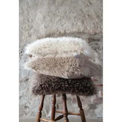 kuddfodral-curly-naturvit-sand-och-brun-från-fondaco-flera-färger-i-bilden