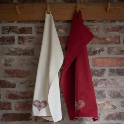 kökshandduk-tyra-offwhite-med-rött-hjärta-från-fondaco