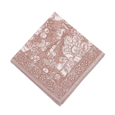 Kvadratisk mönstrad tygservett Sonia från Fondaco i mjuk bomull med rosa blommor och dekorativ bård, storlek 45x45 cm.