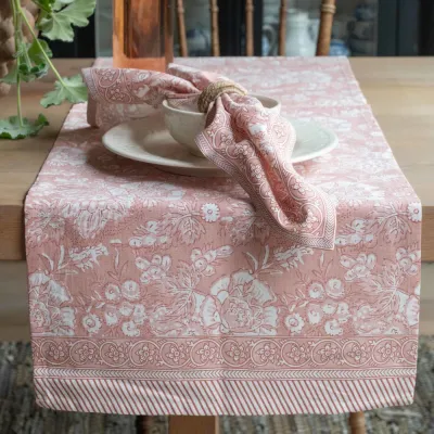 The runner Sonia in pink from Fondaco on a table.