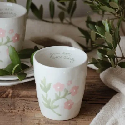 mugg-feelgood-you-are-amazing-vit-med-rosa-blommor-och-gröna-blad-från-majas-cottage