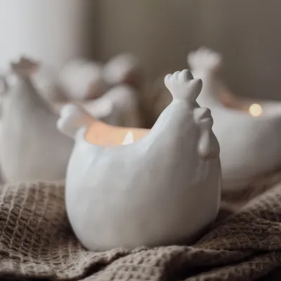 vit-höna-värmeljushållare-i-keramik