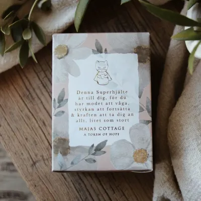 superhjälte-token-lyckofigur-vit-majas-cottage