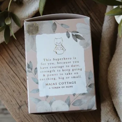 superhjälte-token-lyckofigur-vit-majas-cottage