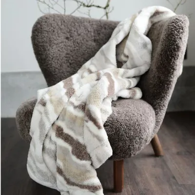 idre-brun-och-vit-pläd-i-pälsimitation-från-fondaco