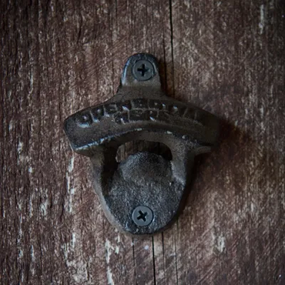 Flasköppnare Tove fäst på mörk vägg – Wikholm Form