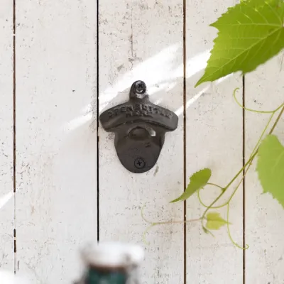 Flasköppnare Tove fäst på ljus trävägg – Wikholm Form