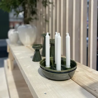 adventsljusstake-i-glaserat-mörkgrönt-stengods