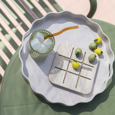 tre-i-rad brädspel på en bricka utomhus – Wikholm Form