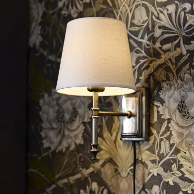 vägglampa-classic-antiksilver-inkl.-skärm-mot-tapet