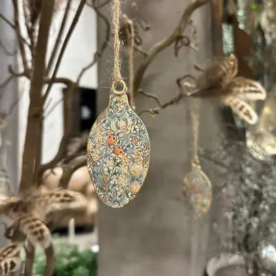 emaljägg-med-blått-blommönster