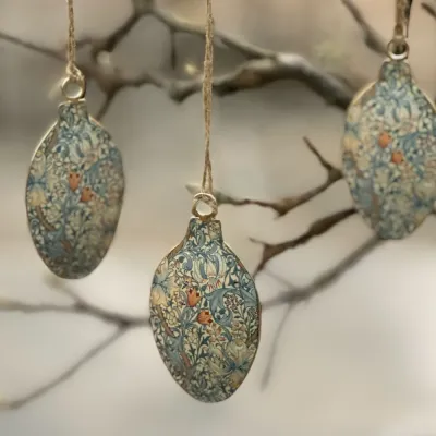 emaljägg-med-blått-blommönster