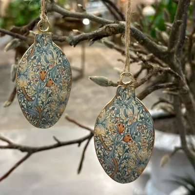 emaljägg-med-blått-blommönster