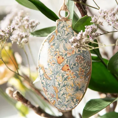 emaljägg-med-blått-blommönster