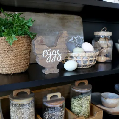 höna-stående-skylt-med-text-eggs