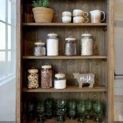 kossa-stående-träskylt-med-text-milk