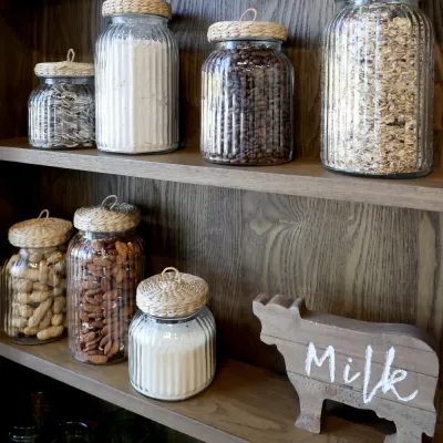 kossa-stående-träskylt-med-text-milk